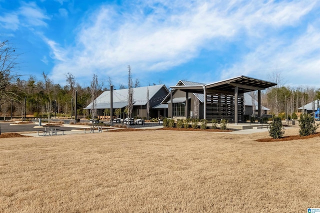 view of property's community featuring a lawn