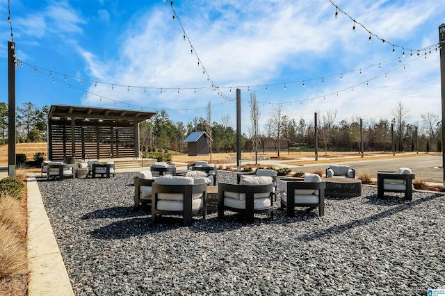 view of yard featuring a shed