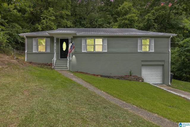 view of front facade featuring a front yard and a garage