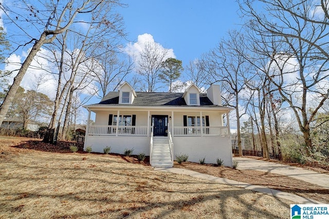 view of front of property featuring covered porch and a front lawn