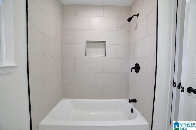 bathroom with tiled shower / bath combo