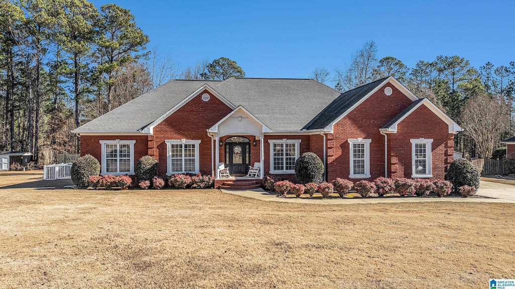 view of front of property with a front yard