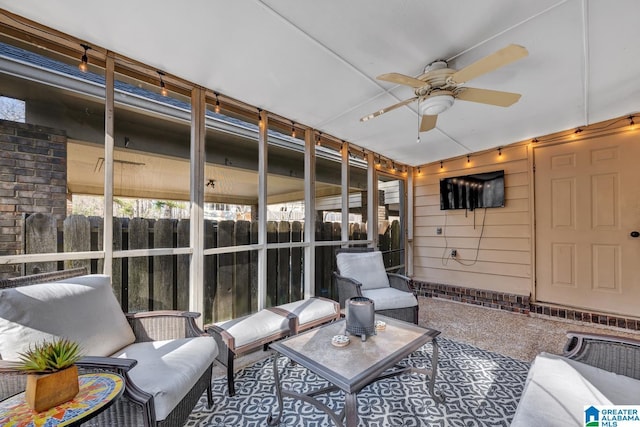 sunroom with ceiling fan