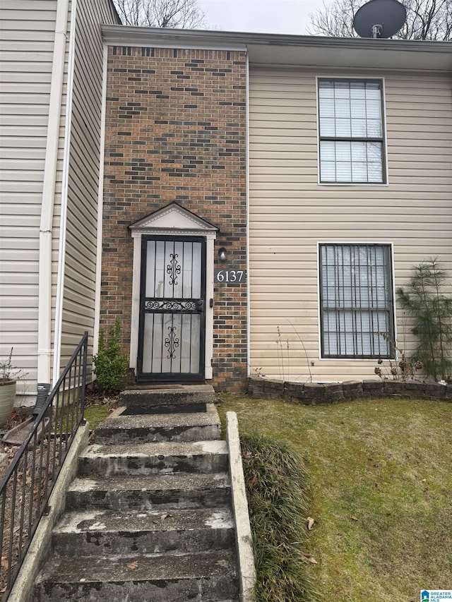 entrance to property featuring a yard