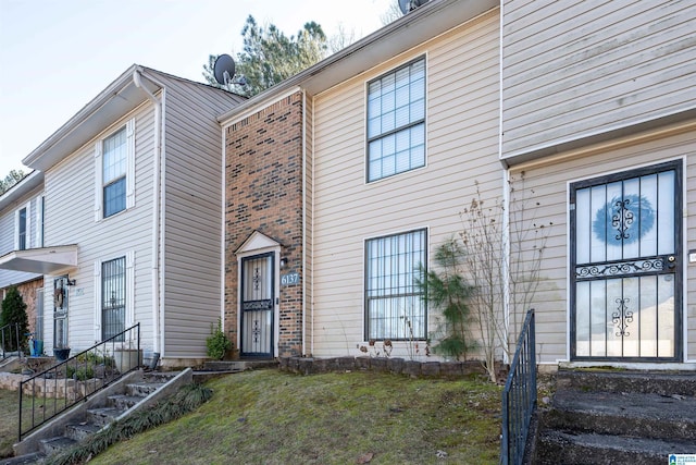 view of front facade featuring a front lawn