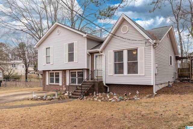 view of front of home featuring a front yard