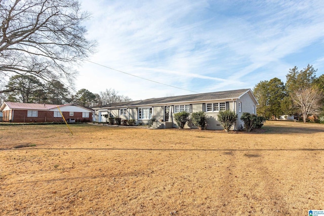 ranch-style house featuring a front yard