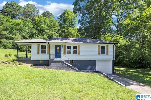 view of front facade featuring a front yard and a garage