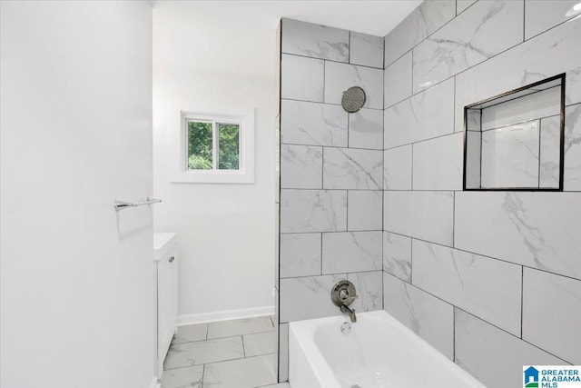 bathroom featuring tiled shower / bath