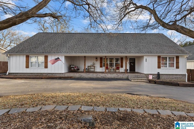 ranch-style home featuring covered porch