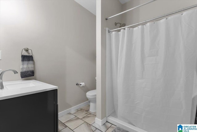 bathroom featuring a shower with shower curtain, vanity, and toilet