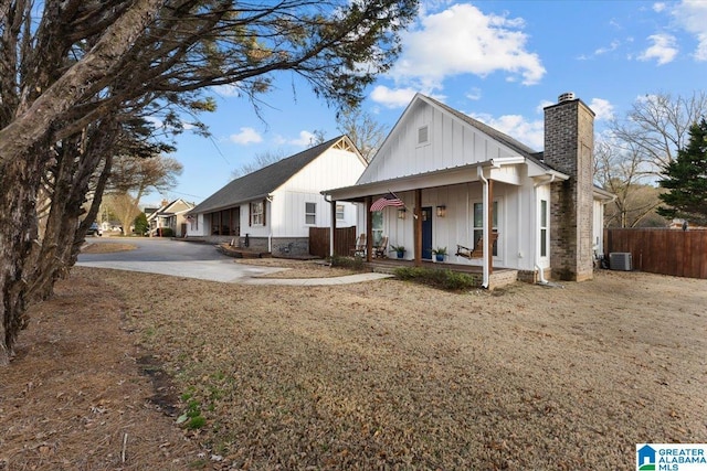 modern inspired farmhouse featuring cooling unit and covered porch