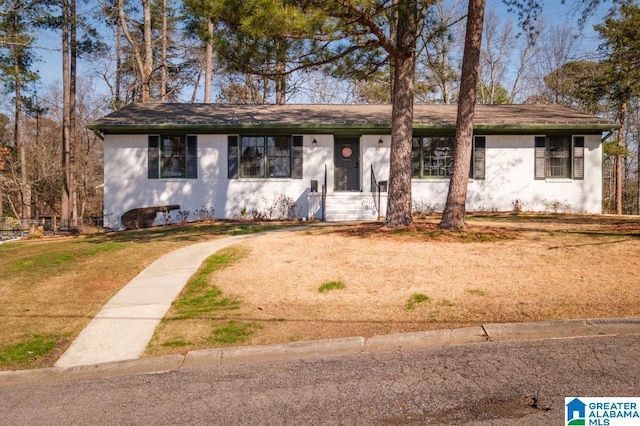 ranch-style home featuring a front lawn