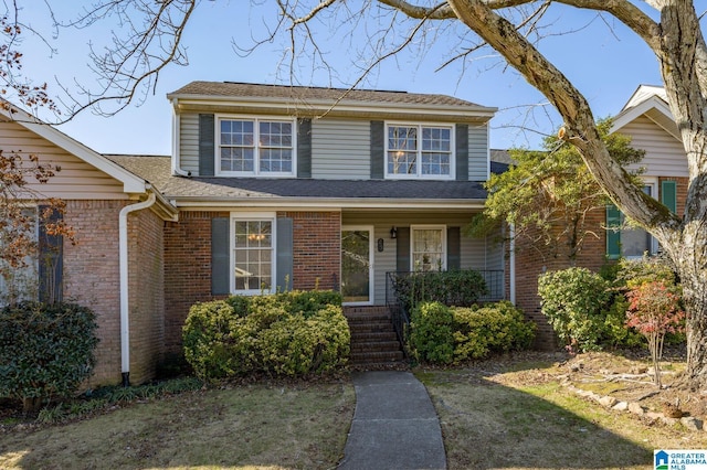 view of front property featuring a front lawn