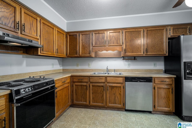 kitchen featuring a textured ceiling, stainless steel appliances, sink, ceiling fan, and crown molding