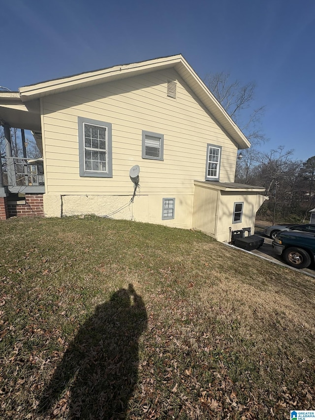 view of side of property featuring a yard