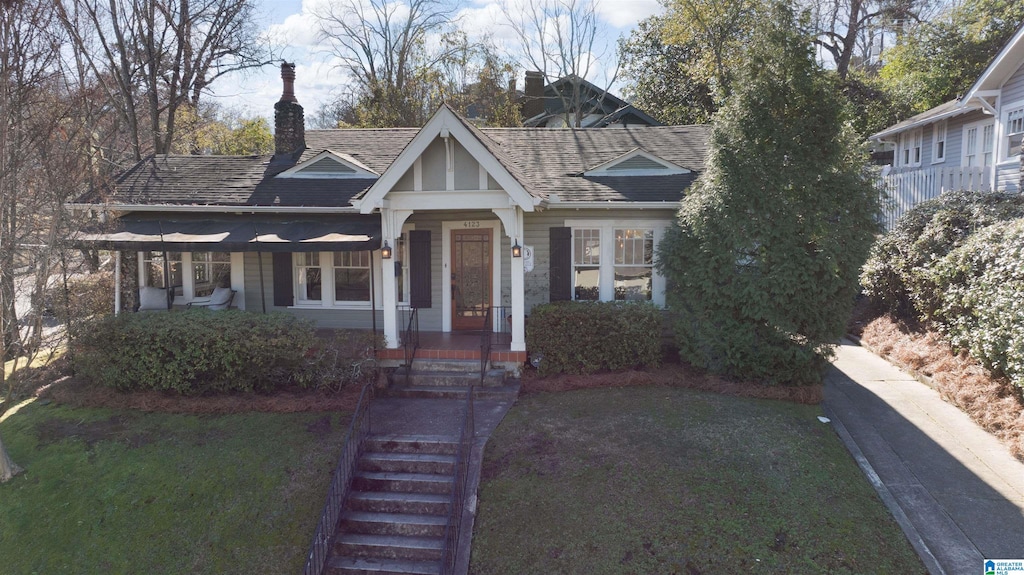 view of front of house with a front lawn