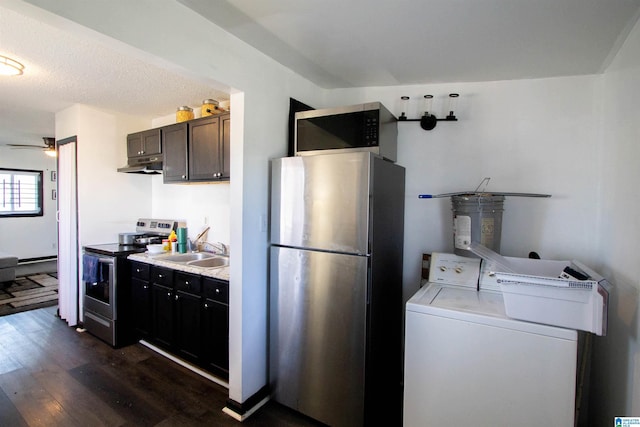 interior space with sink, ceiling fan, dark hardwood / wood-style floors, and washing machine and clothes dryer