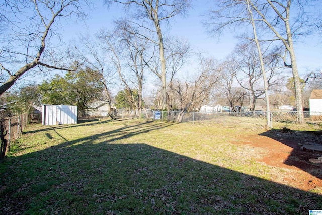 view of yard featuring a shed