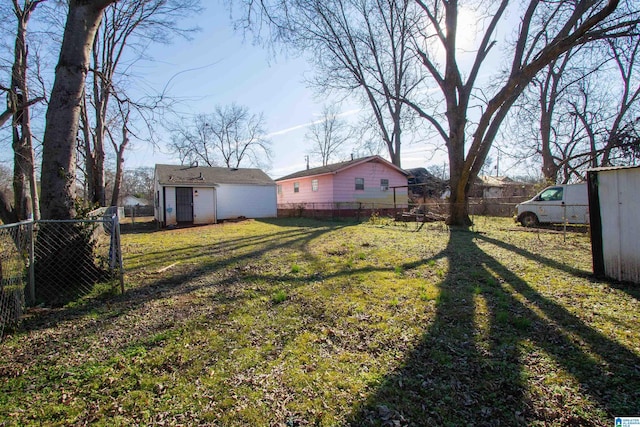 view of yard featuring a shed