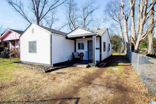 view of front of home featuring a front yard