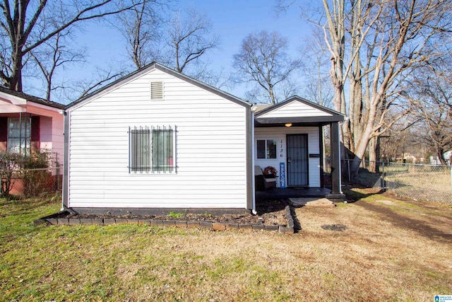 view of front of house with a front lawn