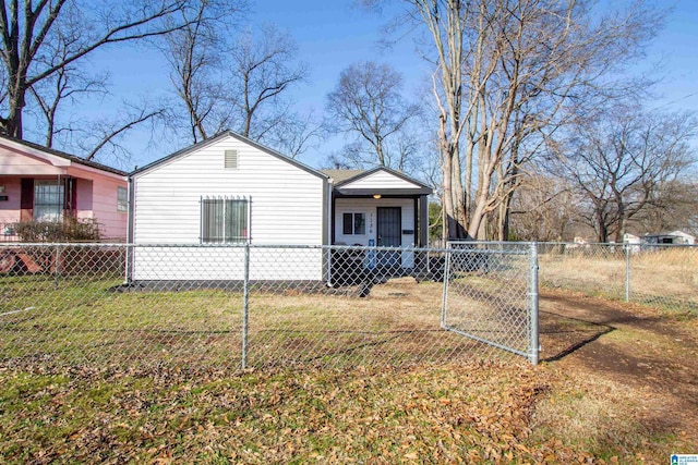 view of front of property featuring a front yard