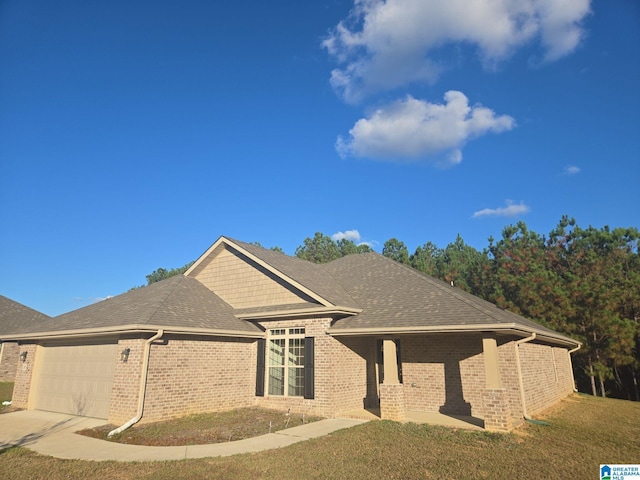 view of front of house featuring a front lawn and a garage