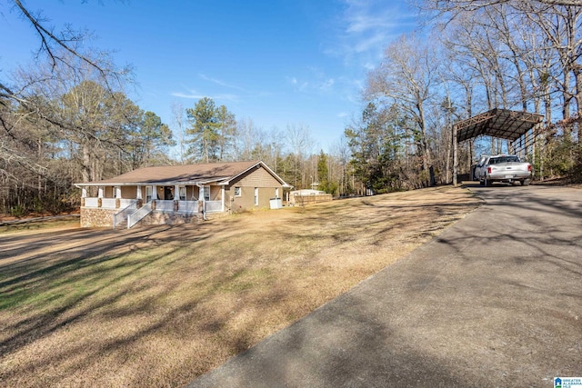 view of front facade featuring a front yard, a porch, and a carport