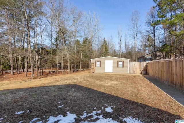 view of yard featuring an outdoor structure