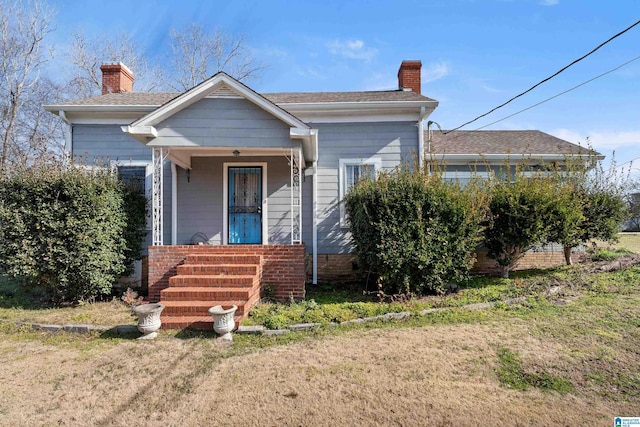 view of front of property featuring a front yard