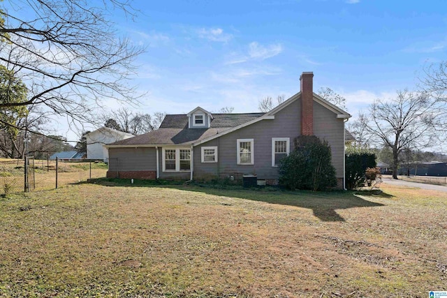 view of front facade with a front yard