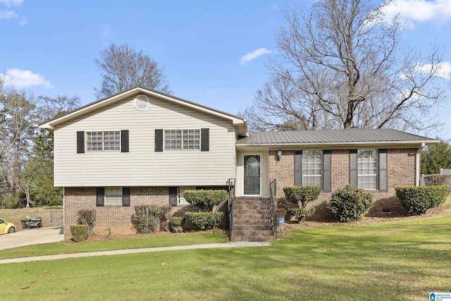 tri-level home featuring a front lawn