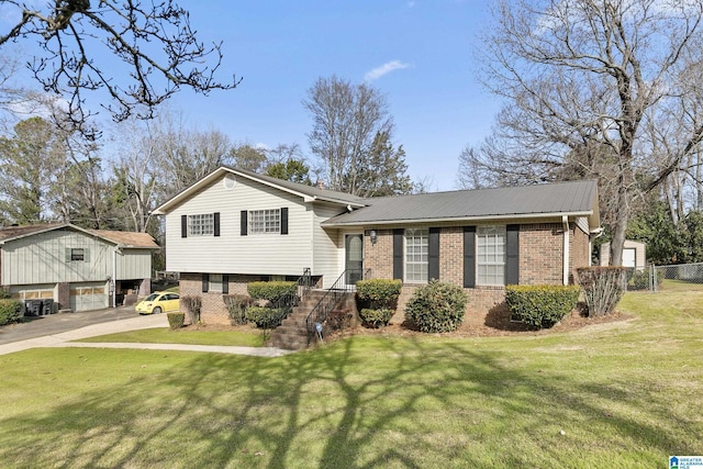 split level home featuring a front yard