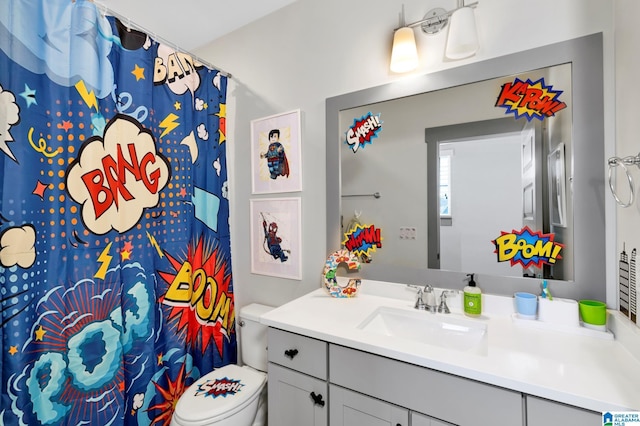 bathroom with curtained shower, toilet, and vanity