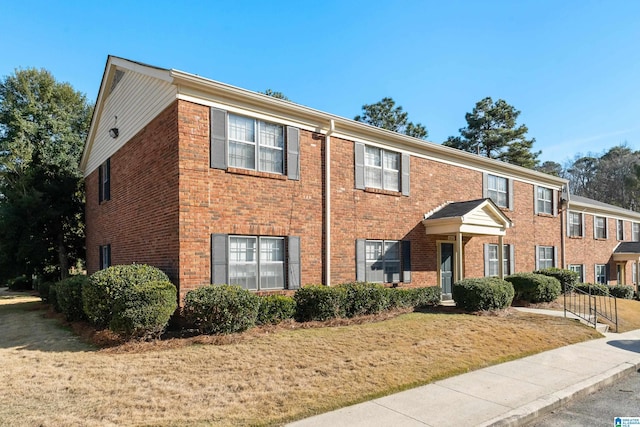 view of front of home with a front lawn