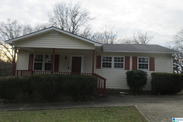 single story home with covered porch