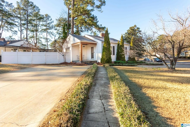 view of front of home with a front lawn