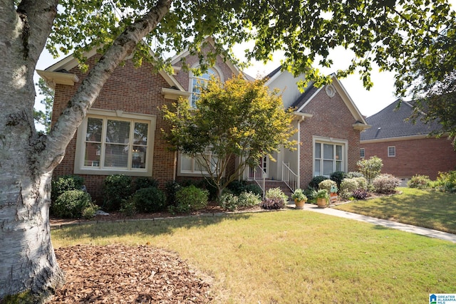 view of front of home with a front lawn