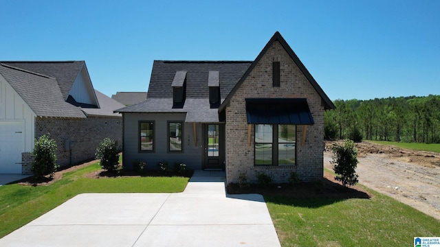 view of front of house featuring a front yard