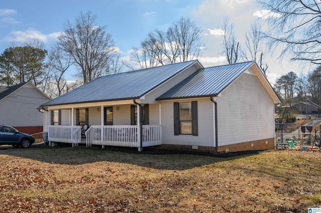 view of front of home featuring a porch and a front yard