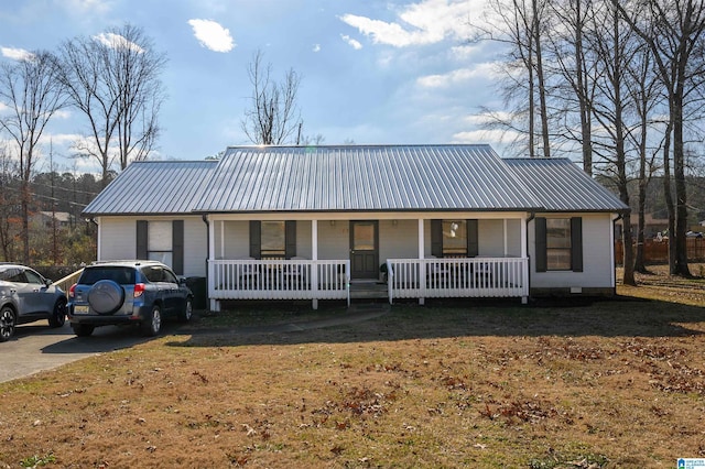 view of front of property featuring a front yard and a porch