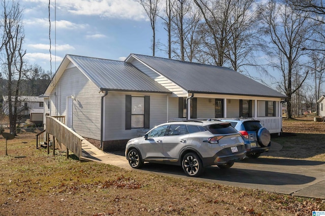 ranch-style house with covered porch