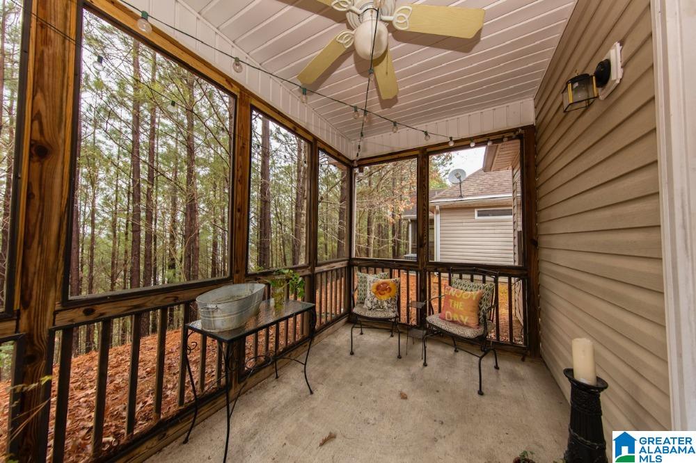 sunroom with ceiling fan