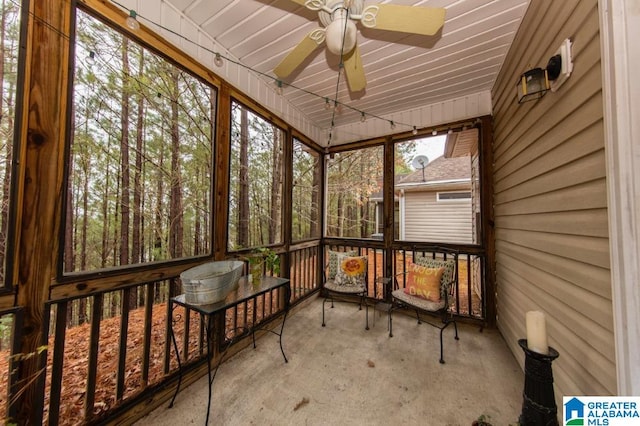 sunroom with ceiling fan