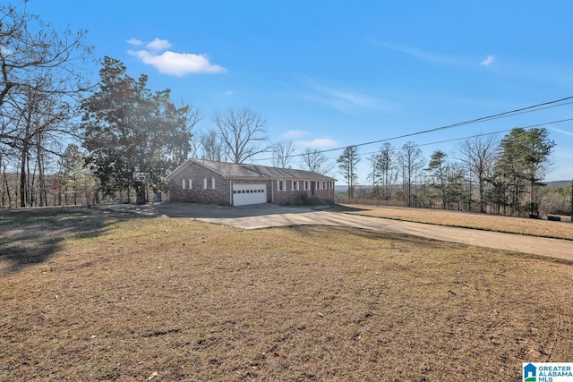 view of front of house featuring a front lawn and a garage