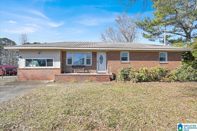 ranch-style house featuring a front yard