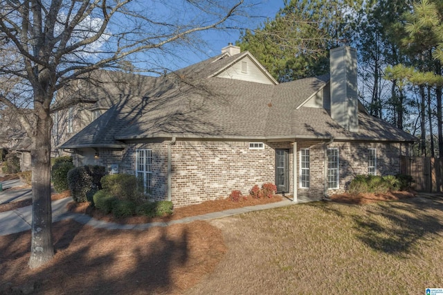 view of front of property featuring a front lawn