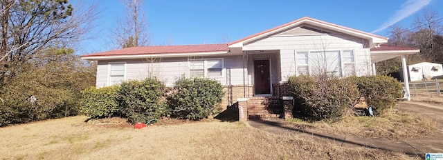 view of front of home with a front lawn