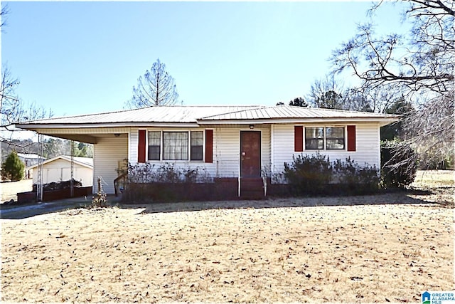 view of front of property featuring a carport